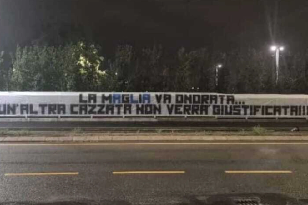 Lo striscione esposto sulle inferriate esterne del centro sportivo Bortolotti