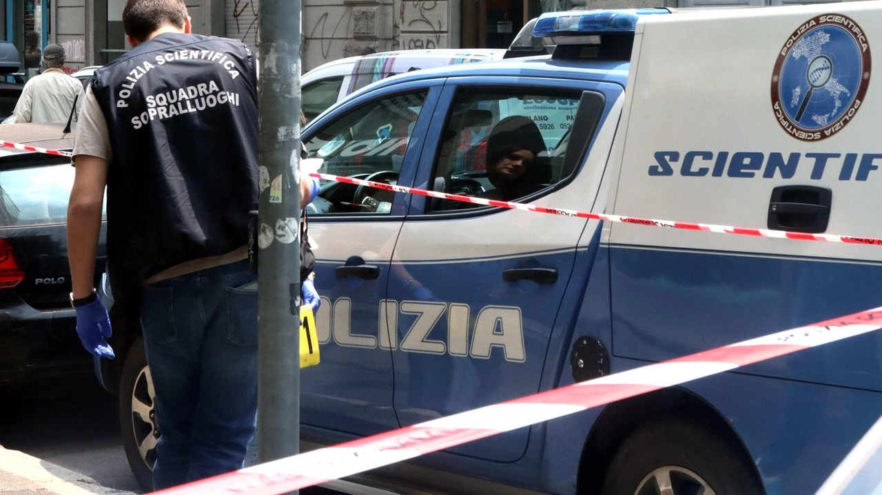 Nella palazzina in zona Barona sono intervenuti anche gli agenti della Scientifica per i rilievi sul luogo dell’incidente Nella palazzina in zona Barona sono intervenuti anche gli agenti della Scientifica per i rilievi sul luogo dell’incidente