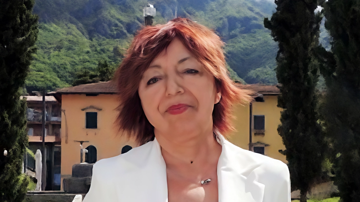 Un'antenna per la telefonia mobile sconvolge il paesaggio di Lierna sul lago di Como, scatenando polemiche politiche e critiche sulla gestione del territorio. Un'antenna per la telefonia mobile sconvolge il paesaggio di Lierna sul lago di Como, scatenando polemiche politiche e critiche sulla gestione del territorio.