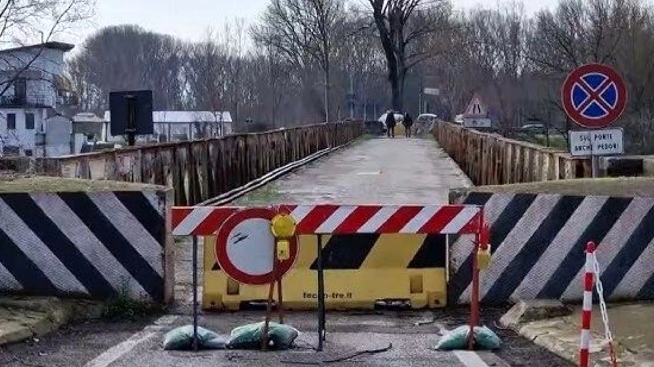 Resta chiuso il passaggio sulla Provinciale Rivoltana Protestano il vicesindaco Marianna Patrini e il delegato alla Viabilità Stefano Carioni “Inevitabili disagi per i cittadini” Resta chiuso il passaggio sulla Provinciale Rivoltana Protestano il vicesindaco Marianna Patrini e il delegato alla Viabilità Stefano Carioni “Inevitabili disagi per i cittadini”