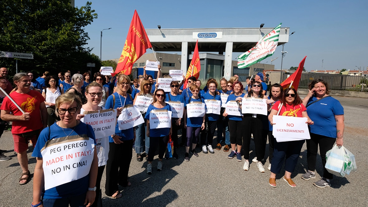 La manifestazione di protesta delle operaie della Peg Perego di Arcore La manifestazione di protesta delle operaie della Peg Perego di Arcore