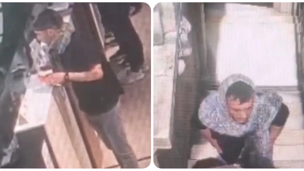 Emanuele De Maria, kefiah in testa, acquista un biglietto per le Terrazze del Duomo e sale (frame video)
