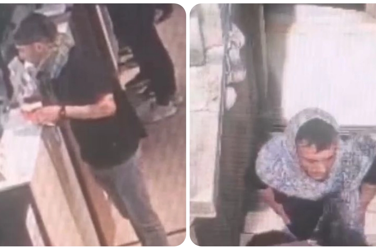 Emanuele De Maria, kefiah in testa, acquista un biglietto per le Terrazze del Duomo e sale (frame video)