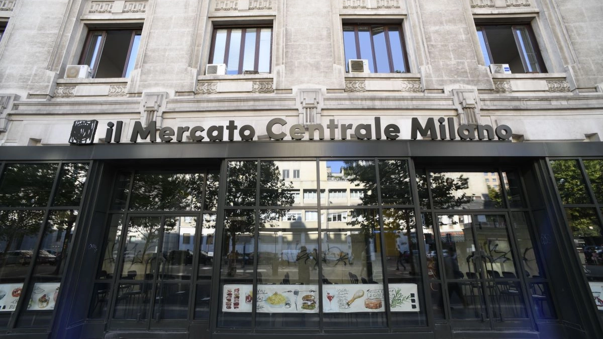 Il Mercato Centrale Milano in via Sammartini sotto la Stazione de treni Il Mercato Centrale Milano in via Sammartini sotto la Stazione de treni
