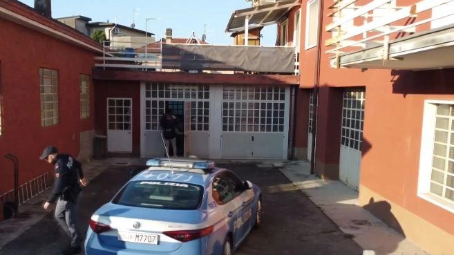 Il capannone posto sotto sequestro dalla Divisione anticrimine della polizia a seguito del provvedimento giudiziario emesso dal Tribunale di Milano