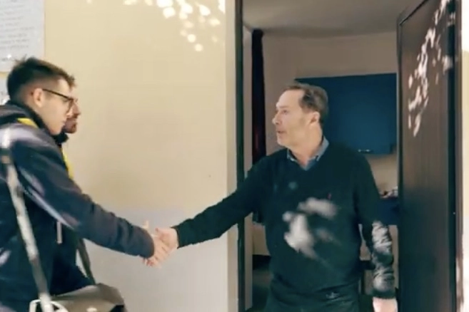 Una scena del video in cui viene simulata una truffa