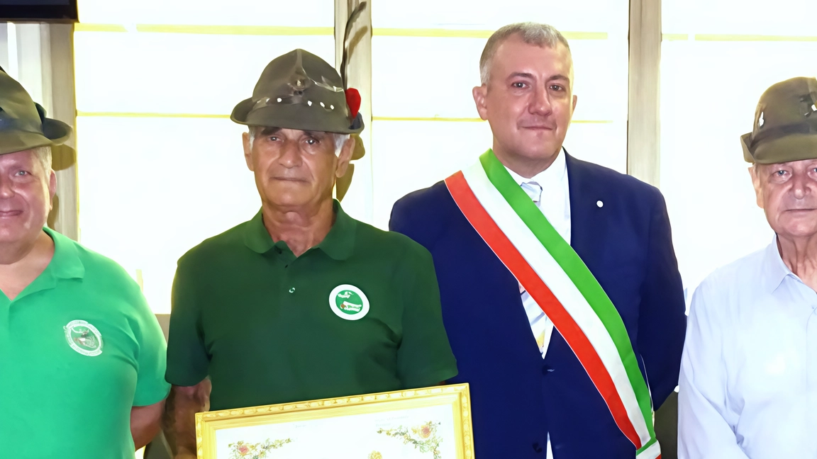 San Rocco al Porto, nel Lodigiano, ha premiato l’alpino in congedo per la sua instancabile passione