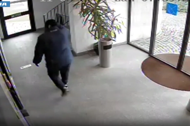 Uno dei banditi ripreso dalle telecamere (Video Polizia)