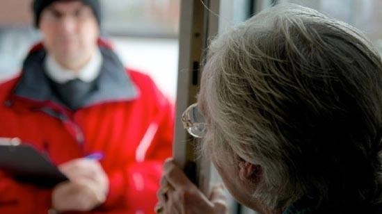 La signora ha aperto la porta di casa a un finto addetto alla lettura del contatore che ha poi detto di dover controllare i fornelli In cucina l’ha indotta in confusione spruzzandole addosso qualche sostanza