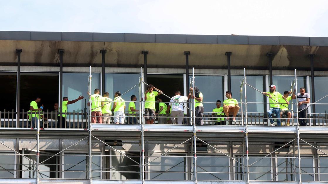 la protesta dei muratori non pagati nuovi uffici arera la denuncia appalto pubblico lavori opachi