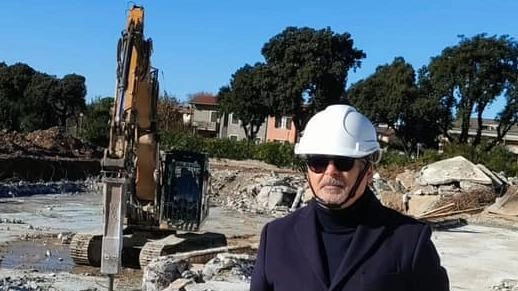 Sopralluogo del sindaco. "L’obiettivo è marzo 2026. Ora è in atto la demolizione del vecchio impianto" Sopralluogo del sindaco. "L’obiettivo è marzo 2026. Ora è in atto la demolizione del vecchio impianto"