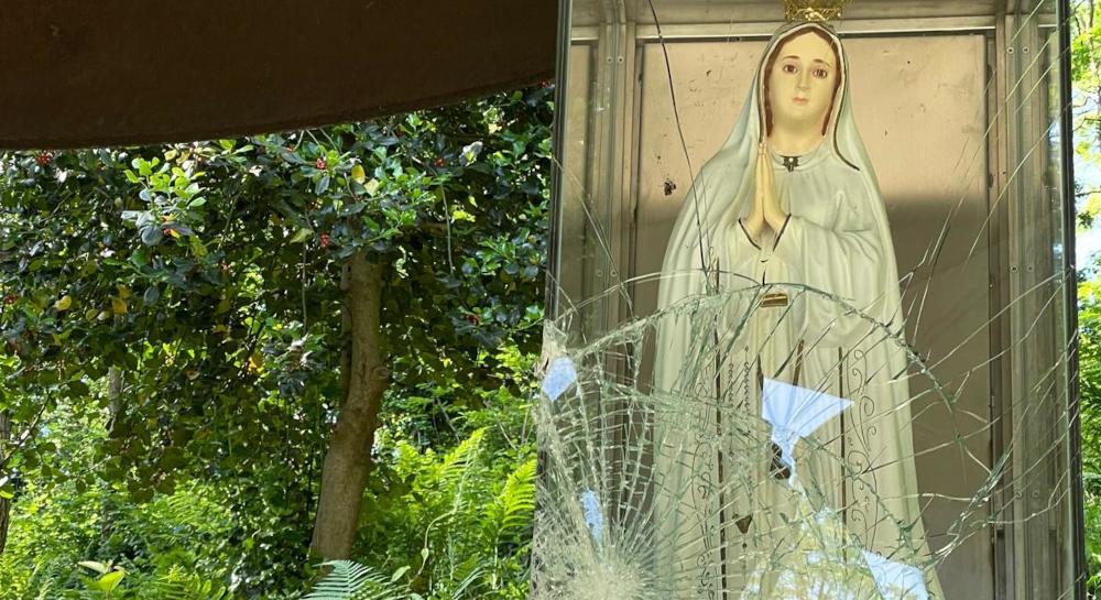 Barzago, vandalizzata la cappella della Madonna di Fatima. Il sindaco: “Gesto spregevole” Barzago, vandalizzata la cappella della Madonna di Fatima. Il sindaco: “Gesto spregevole”