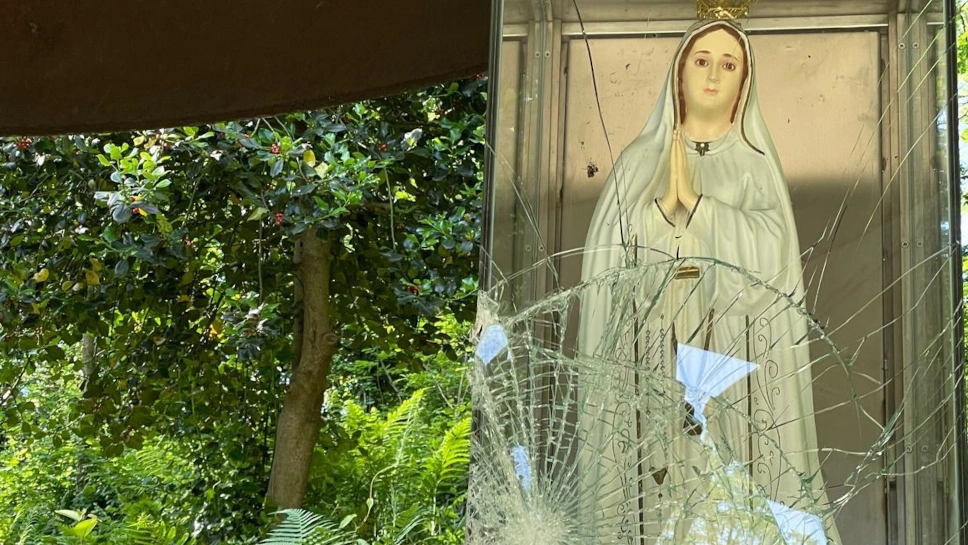 Barzago, vandalizzata la cappella della Madonna di Fatima. Il sindaco: “Gesto spregevole”