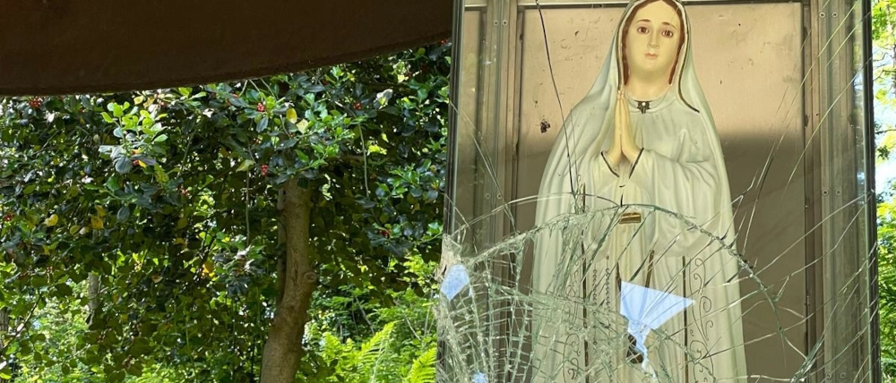 Barzago, vandalizzata la cappella della Madonna di Fatima. Il sindaco: “Gesto spregevole”
