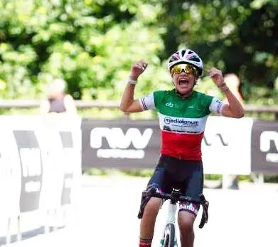 Ciclismo donne esordienti. Aurora Cerame batte anche il grande caldo. La maglia di Cesano sfreccia a Pieve Vergonte