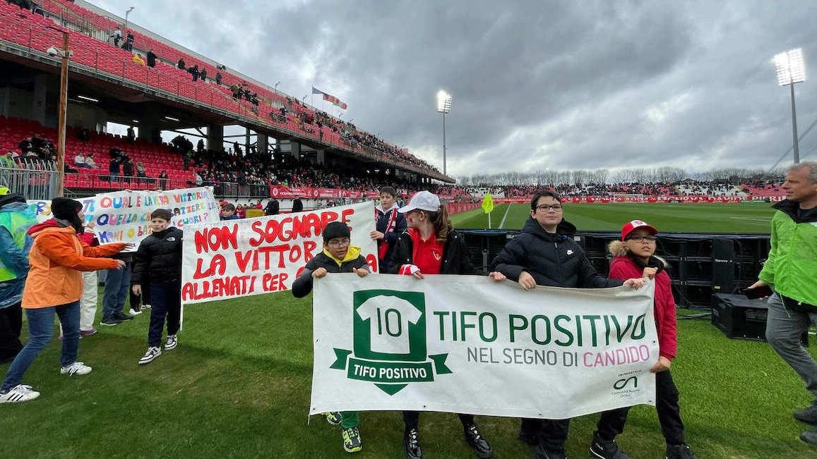 In cinquecento hanno coronato durante la gara di Serie A col Parma il progetto che educa al fair play. All’intervallo i piccoli delle quinte hanno sfilato mostrando gli elaborati preparati in classe. In cinquecento hanno coronato durante la gara di Serie A col Parma il progetto che educa al fair play. All’intervallo i piccoli delle quinte hanno sfilato mostrando gli elaborati preparati in classe.