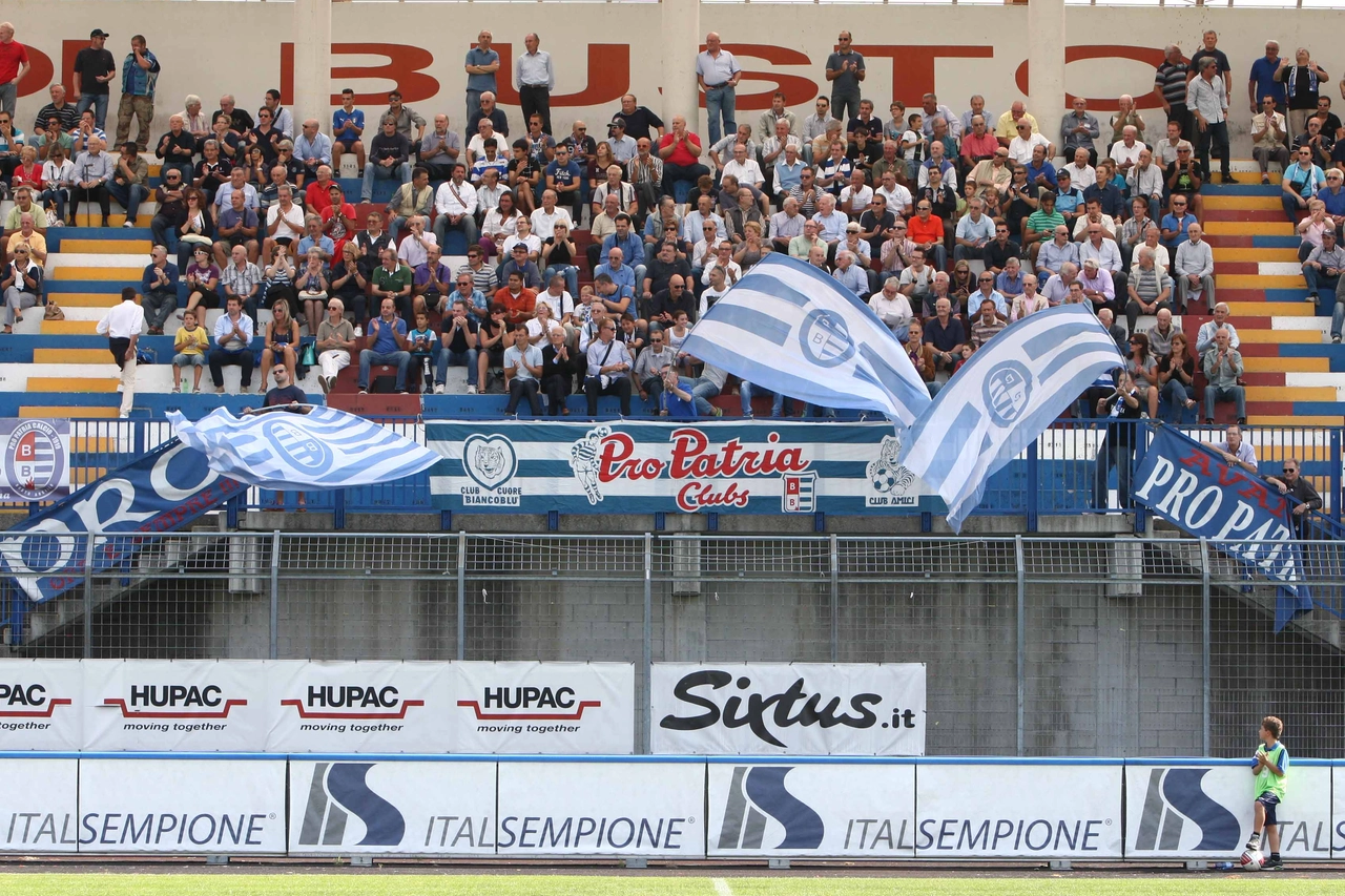 I tifosi della Pro Patria allo stadio Speroni in un vecchio scatto: a Novara era presente un centinaio di supporter