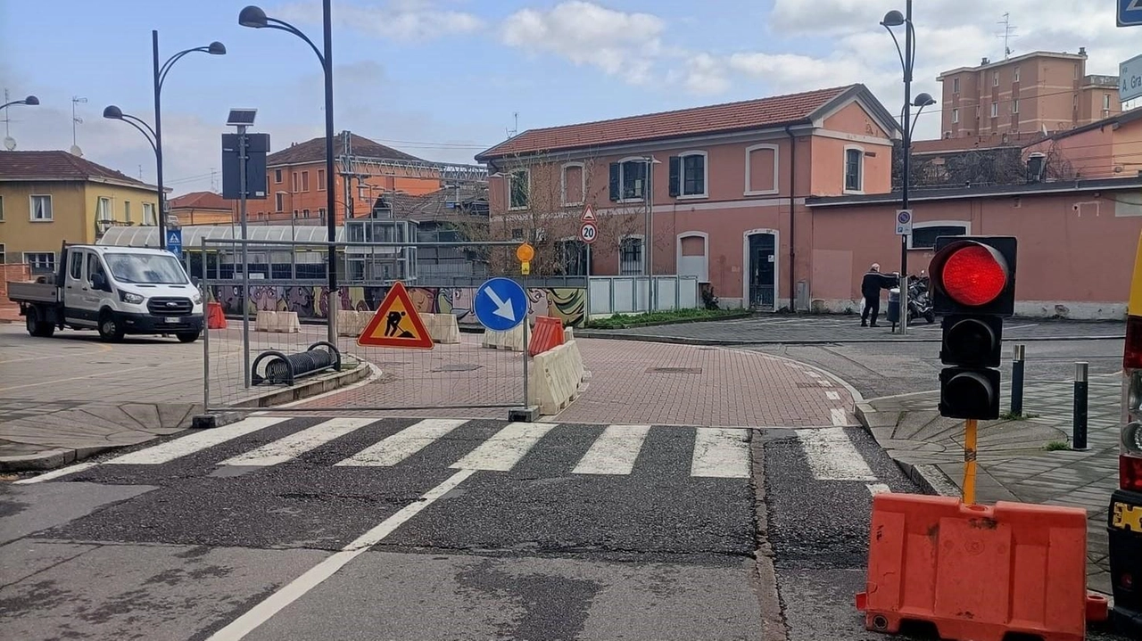 La circolazione degli autoveicoli è regolata di volta in volta da un impianto semaforico mobile a seconda delle chiusure delle corsie La circolazione degli autoveicoli è regolata di volta in volta da un impianto semaforico mobile a seconda delle chiusure delle corsie