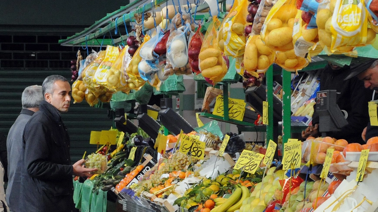 Agricoltori comaschi chiedono al Presidente Mattarella di poter continuare a vendere nel mercato coperto, revocata loro la concessione dal Comune di Como. Agricoltori comaschi chiedono al Presidente Mattarella di poter continuare a vendere nel mercato coperto, revocata loro la concessione dal Comune di Como.