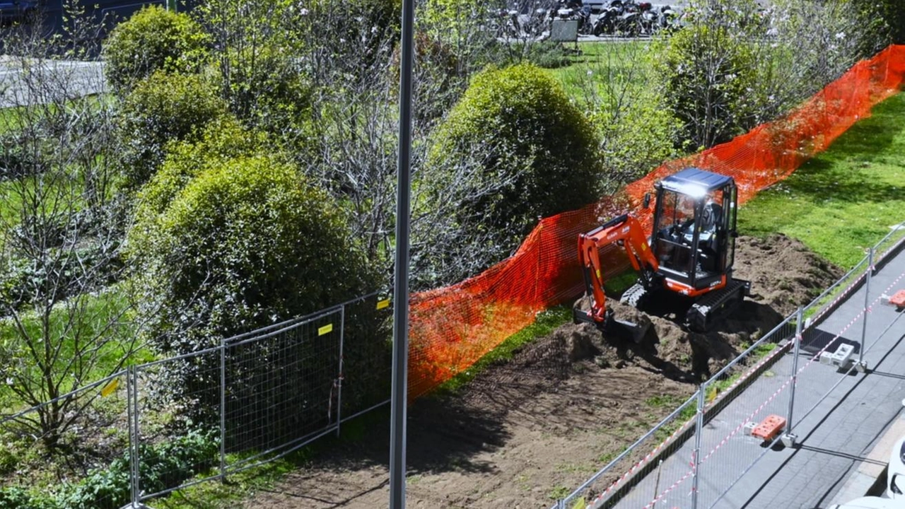 Il cantiere in piazza Fontana per realizzare l’installazione “Non dimenticarmi“