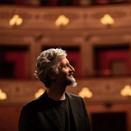 Ascanio Celestini, un maestro della parola. Il racconto di vite minuscole e straordinarie