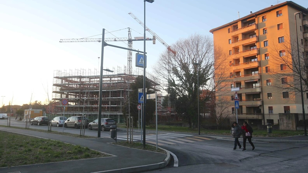 Una palazzina in costruzione: la corsa al cemento non si ferma in Lombardia Una palazzina in costruzione: la corsa al cemento non si ferma in Lombardia