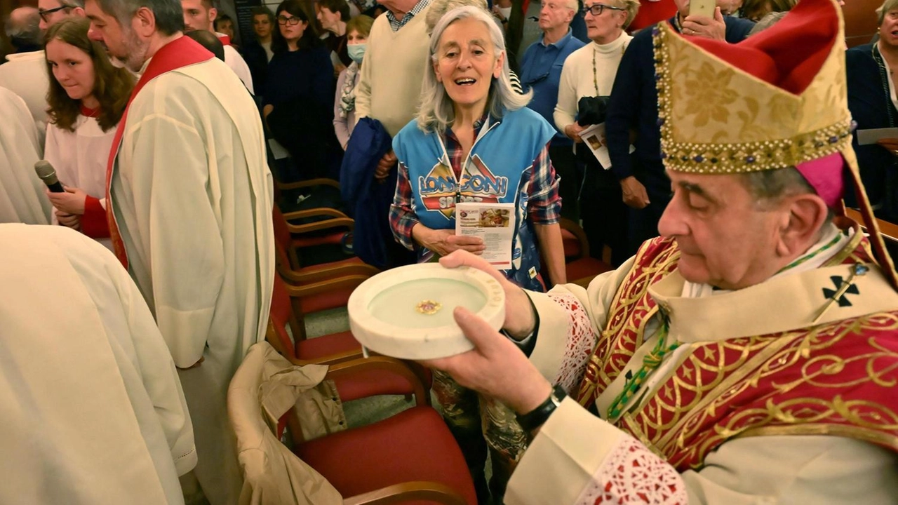 L’arcivescovo di Milano monsignor Mario Delpini con la reliquia di Papa Wojtyla donata all’ospedale di Varese