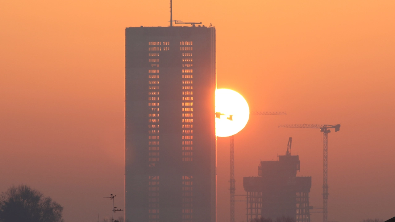 La città tra cantieri bloccati, crollo delle pratiche edilizie ed emergenza abitativa La città tra cantieri bloccati, crollo delle pratiche edilizie ed emergenza abitativa