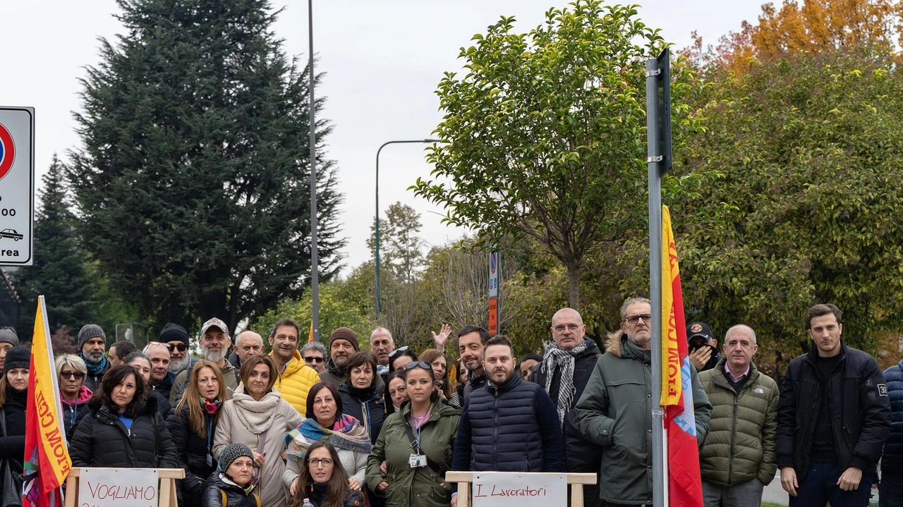 Siae Microelettronica, solo pochi giorni fa i lavoratori sono tornati a incrociare le braccia con un presidio davanti all’azienda e un corteo per le vie di Cologno Siae Microelettronica, solo pochi giorni fa i lavoratori sono tornati a incrociare le braccia con un presidio davanti all’azienda e un corteo per le vie di Cologno