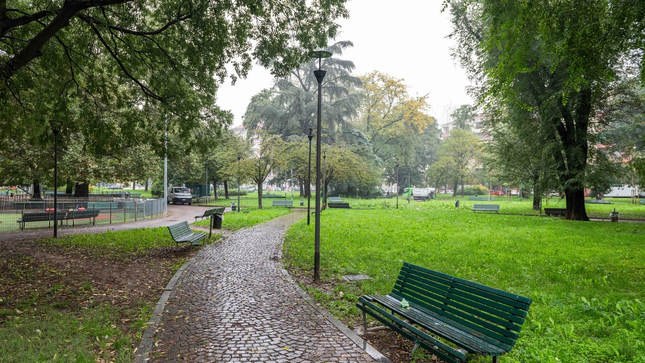 Uno scorcio di piazza Insubria, con le panchine, un vialetto e l’area giochi