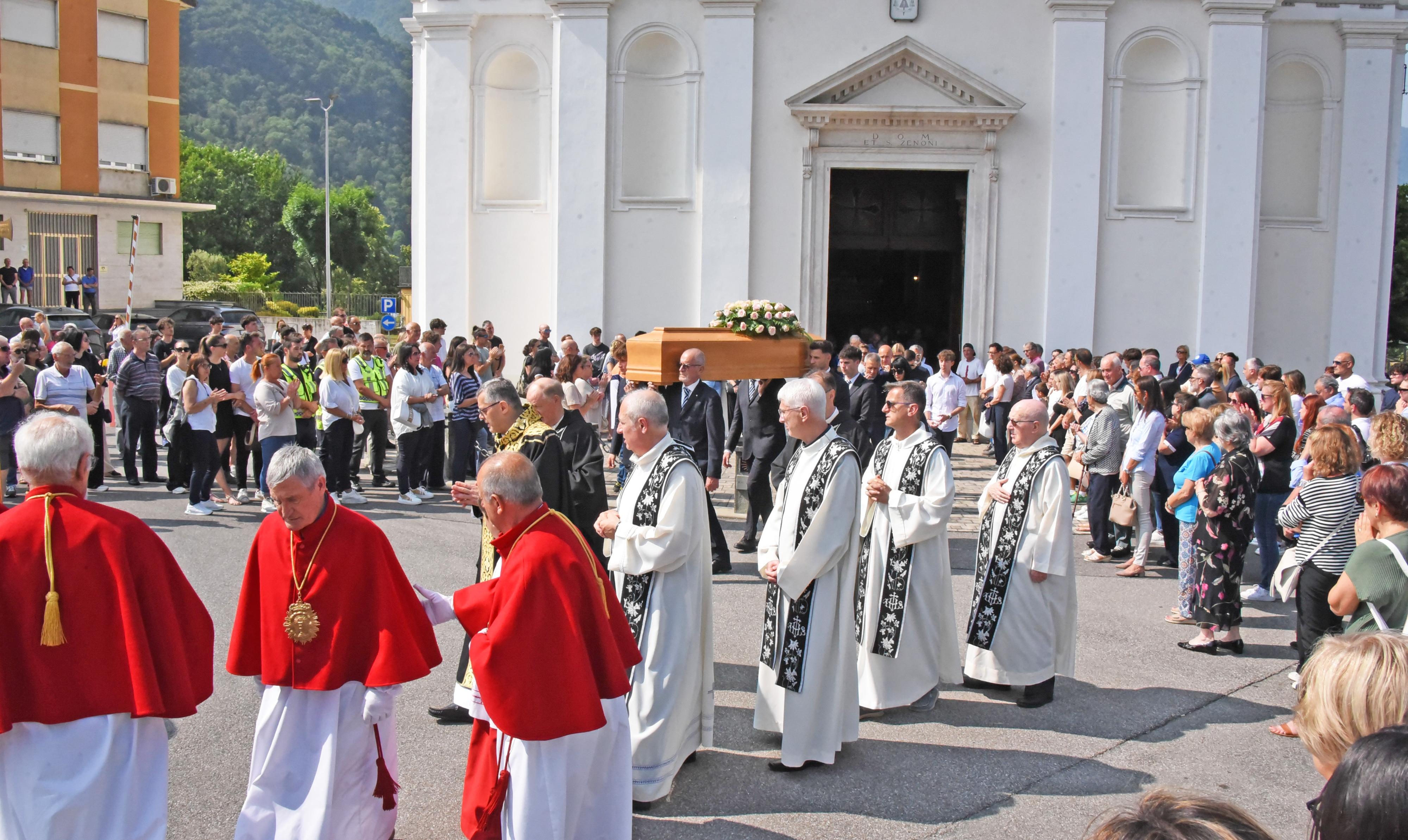 elena belloli e rubens bertocchi riuniti nel funerale lei vittima lui assassino moglie e madre martire laica di un orrore diabolico