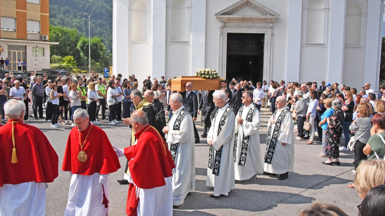 I funerali di Elena Belloli e Rubens Bertocchi a Cene (Bergamo) I funerali di Elena Belloli e Rubens Bertocchi a Cene (Bergamo)