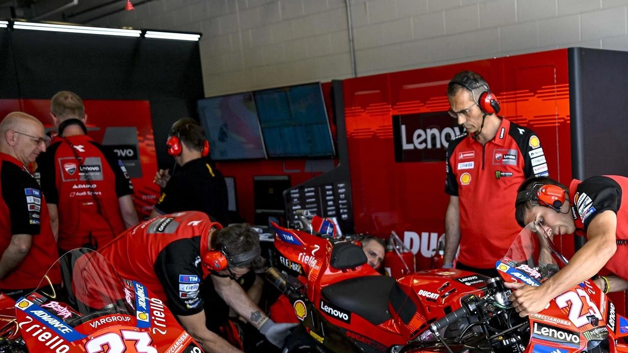 La Beta Utensili porta gli appassionati di motorsport e di corse dentro i box dei principali team delle due ruote,... La Beta Utensili porta gli appassionati di motorsport e di corse dentro i box dei principali team delle due ruote,...