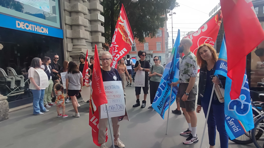 Un presidio della scorsa estate in largo Cairoli La nuova manifestazione si terrà sempre davanti allo store nel cuore di Milano Un presidio della scorsa estate in largo Cairoli La nuova manifestazione si terrà sempre davanti allo store nel cuore di Milano