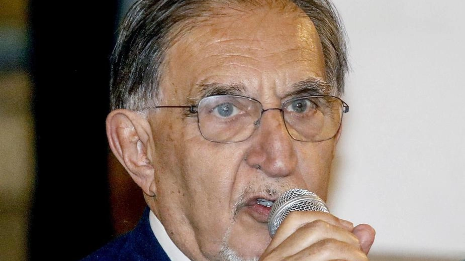 Il presidente del Senato La Russa si esprime sul caso Leoncavallo e critica la posizione dura di De Corato, invitando alla bonifica anziché alla chiusura. Il presidente del Senato La Russa si esprime sul caso Leoncavallo e critica la posizione dura di De Corato, invitando alla bonifica anziché alla chiusura.