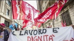 Dai dati dell’osservatorio Caritas risulta sempre più significativa la presenza di lavoratori ridotti alla soglia di povertà, persone che svolgono lavori mal retribuiti o saltuari. E di pari passo un aumento dell’età media dei richiedenti