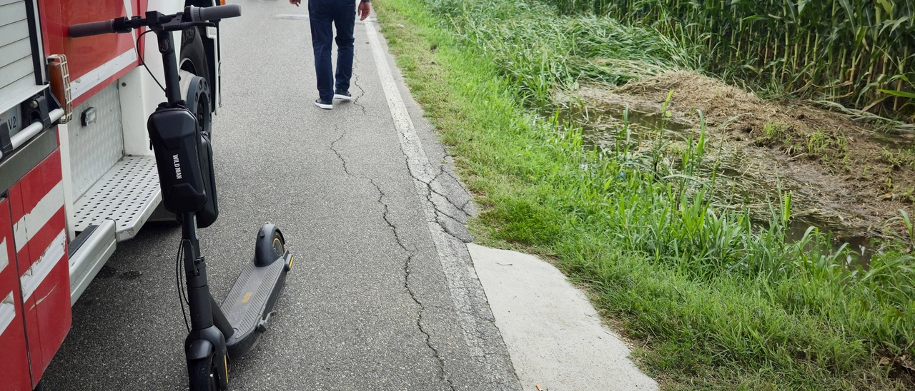 Donna cade dal monopattino, finisce nel fosso e annega in 80 centimetri d’acqua: tragedia a Verolavecchia