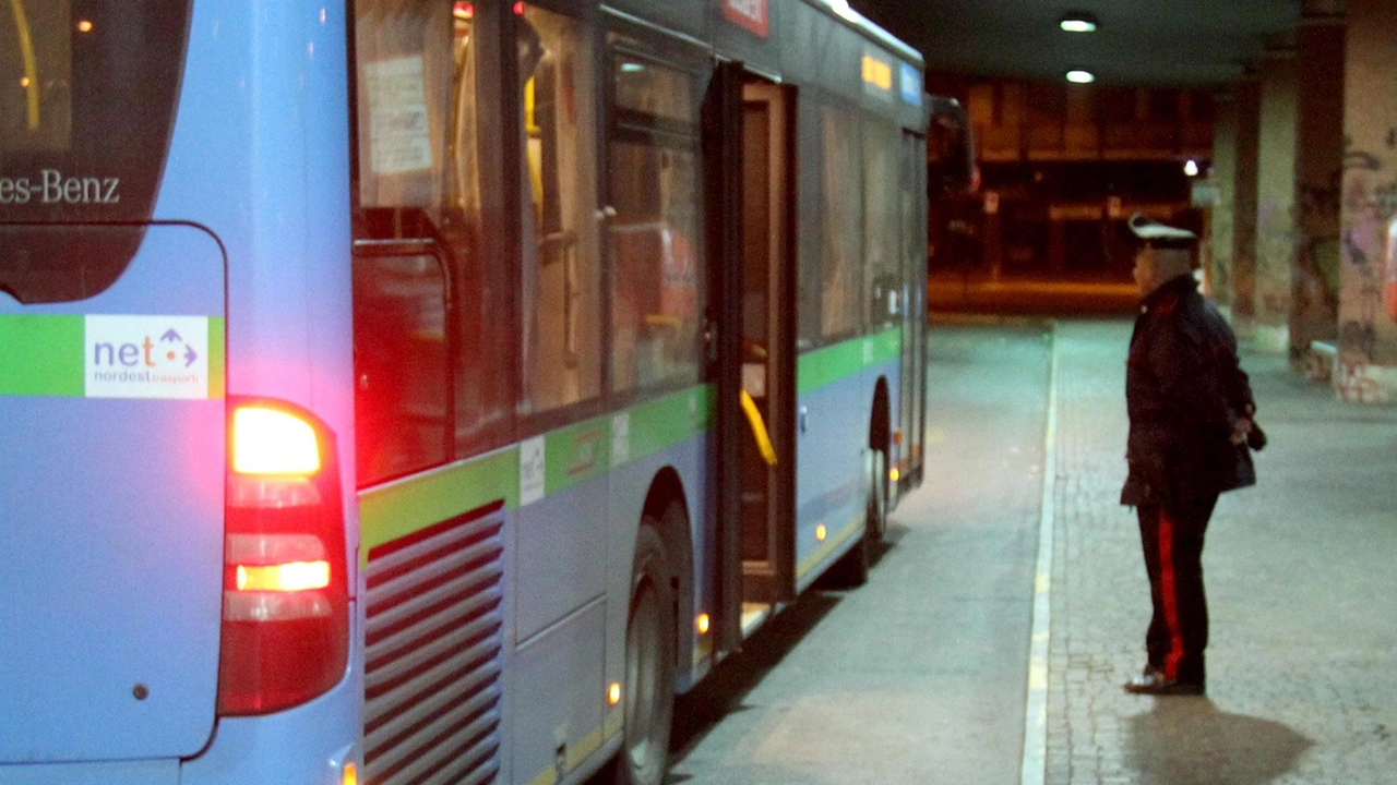 Fondamentale l’intervento dei carabinieri per risolvere il momento di tensione e far ripartire la corsa dell’autobus Fondamentale l’intervento dei carabinieri per risolvere il momento di tensione e far ripartire la corsa dell’autobus