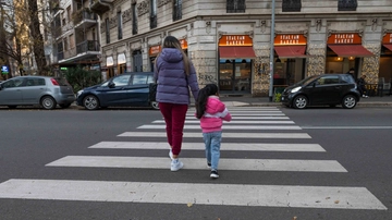 Investe una bimba in carrozzina e scappa: il pirata della strada è un dirigente del Comune di Milano