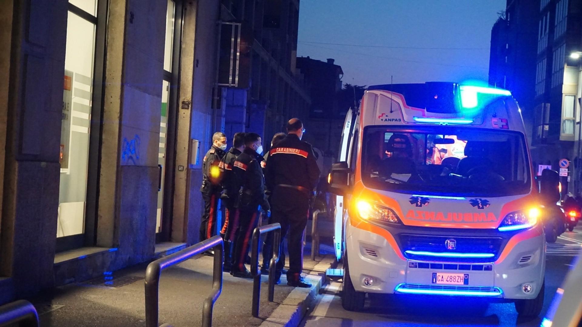 Violenza a Bonate Sotto, ragazza di 17 anni accoltella con un coccio di bottiglia un ventenne Violenza a Bonate Sotto, ragazza di 17 anni accoltella con un coccio di bottiglia un ventenne