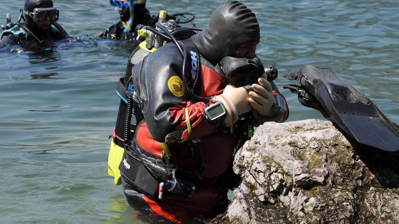 I soccorritori impegnati in un tentativo di salvataggio al Moregallo una parete che si inabissa verticalmente