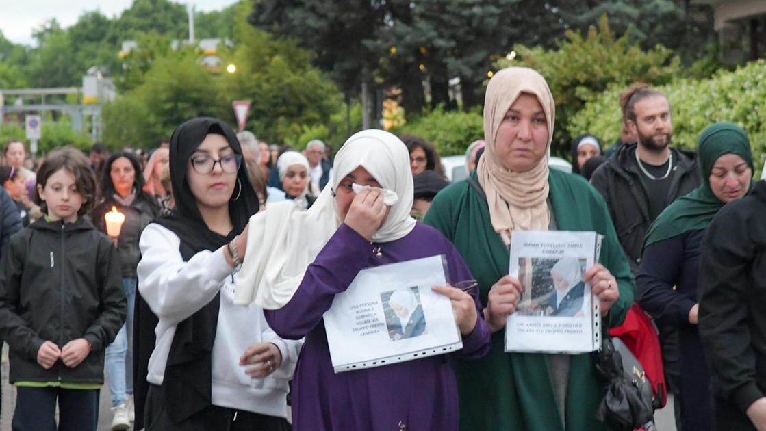  basta violenza contro le donne   una fiaccolata tra lacrime e abbracci per ricordare amina uccisa dal marito