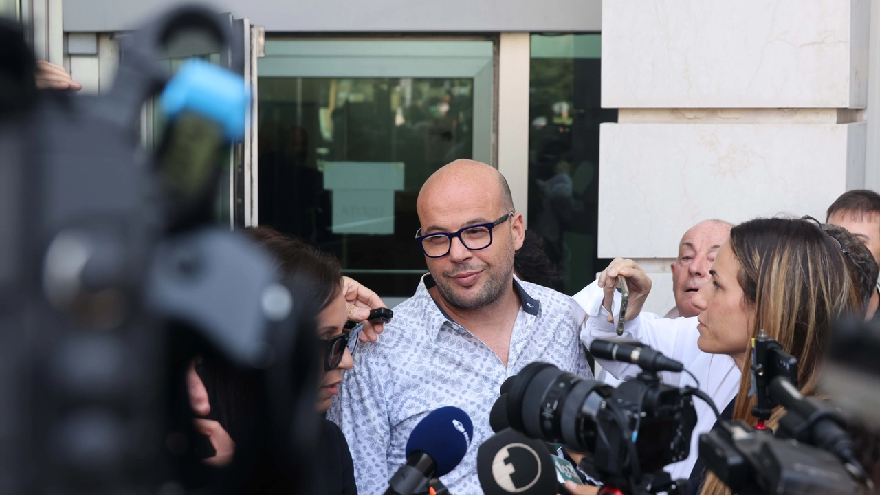 Azouz Marzouk in tribunale a Brescia per il processo di revisione Olindo Romano e Rosa Bazzi Azouz Marzouk in tribunale a Brescia per il processo di revisione Olindo Romano e Rosa Bazzi