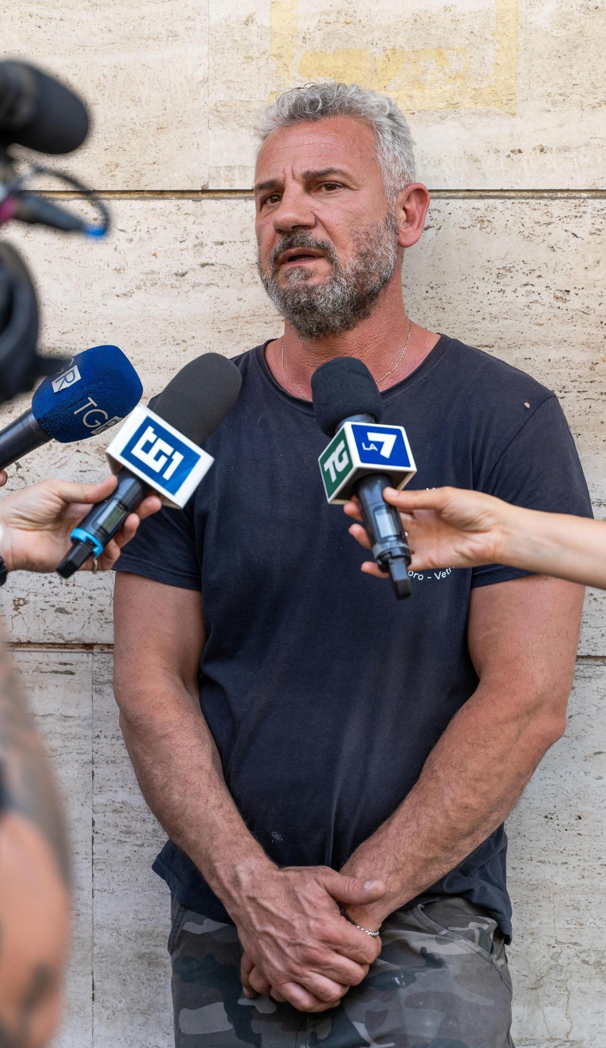 "Ero uscito per fumare. Ho sentito i rantoli" "Ero uscito per fumare. Ho sentito i rantoli"