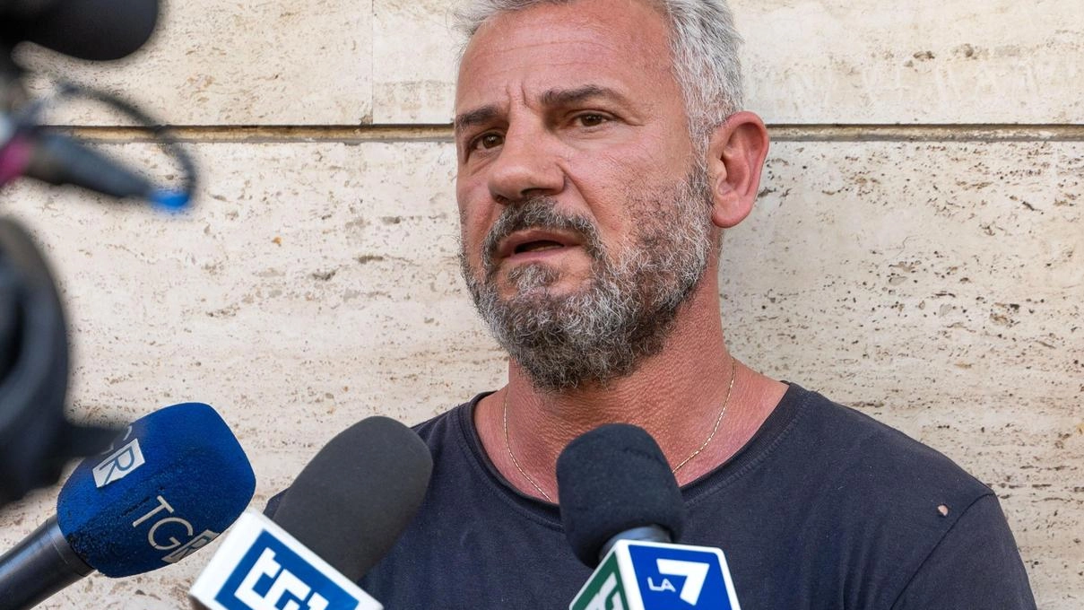 "Ero sceso per strada per fumare una sigaretta. Sarà stata l’una e mezza di notte, al massimo le due". Inizia... "Ero sceso per strada per fumare una sigaretta. Sarà stata l’una e mezza di notte, al massimo le due". Inizia...