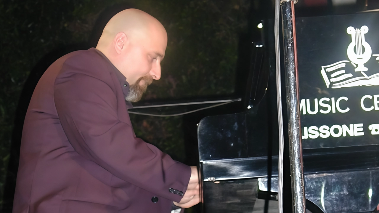 Un viaggio sonoro tra riflessioni e racconti, in cui ricerca e sperimentazione si intrecciano con il gusto per la melodia.... Un viaggio sonoro tra riflessioni e racconti, in cui ricerca e sperimentazione si intrecciano con il gusto per la melodia....