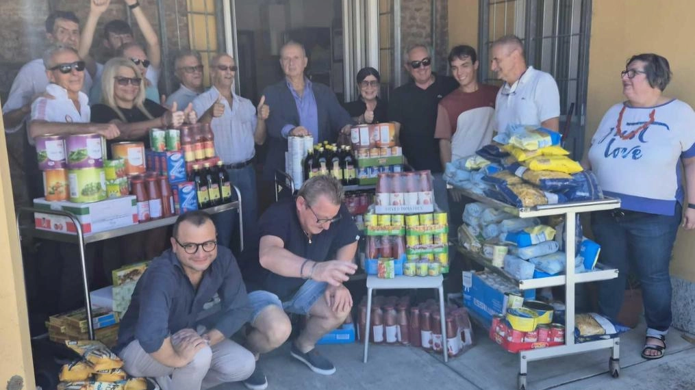 La struttura è aperta tutto agosto per clochard ma anche anziani soli. Tanti cittadini prima delle ferie hanno rimpinguato le scorte sugli scaffali.