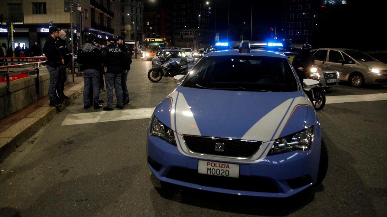 Una Volante della polizia a Milano (foto di repertorio)