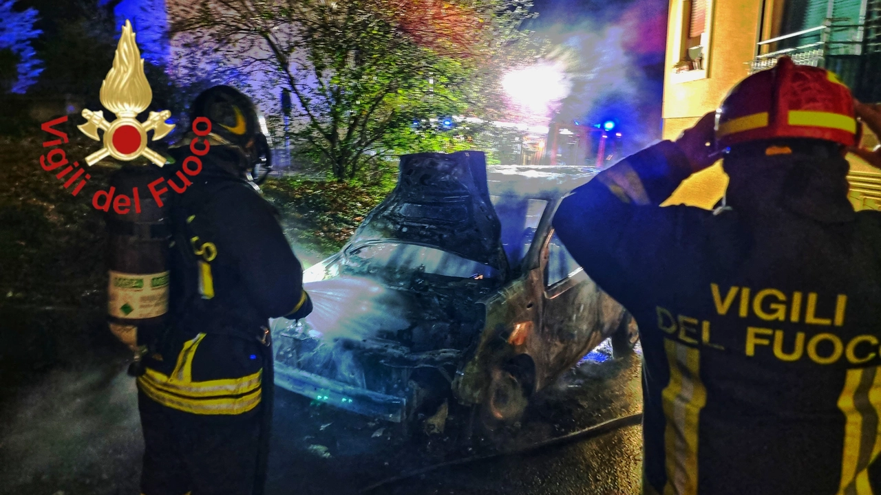 Incendio di Capodanno a Como, in fiamme due auto nella notte Incendio di Capodanno a Como, in fiamme due auto nella notte