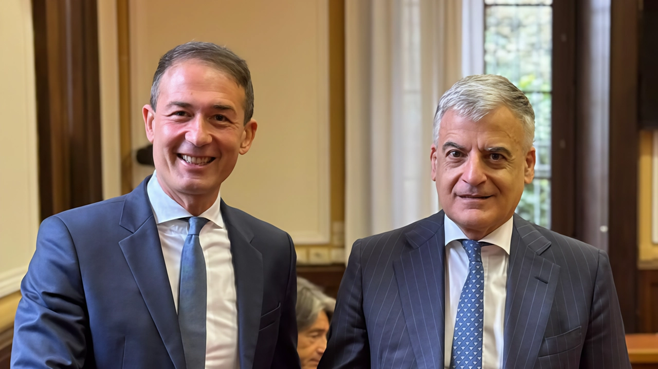 La stretta di mano tra il sindaco di Sesto San Giovanni Roberto Di Stefano e il prefetto di Milano Claudio Sgaraglia La stretta di mano tra il sindaco di Sesto San Giovanni Roberto Di Stefano e il prefetto di Milano Claudio Sgaraglia